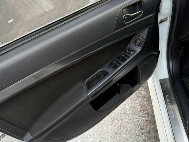 Белый Мицубиси Лансер, объемом двигателя 2 л и пробегом 207 тыс. км за 5750 $, фото 3 на Automoto.ua