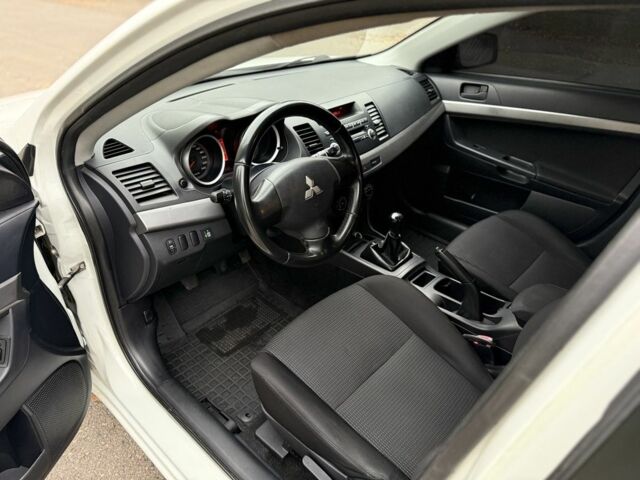 Белый Мицубиси Лансер, объемом двигателя 1.5 л и пробегом 265 тыс. км за 5600 $, фото 5 на Automoto.ua