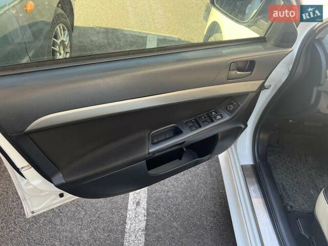 Белый Мицубиси Лансер, объемом двигателя 2 л и пробегом 277 тыс. км за 7000 $, фото 10 на Automoto.ua