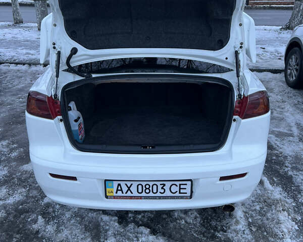 Белый Мицубиси Лансер, объемом двигателя 2 л и пробегом 185 тыс. км за 7600 $, фото 7 на Automoto.ua