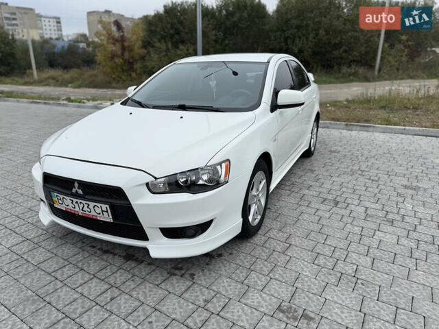 Белый Мицубиси Лансер, объемом двигателя 2 л и пробегом 205 тыс. км за 7000 $, фото 1 на Automoto.ua