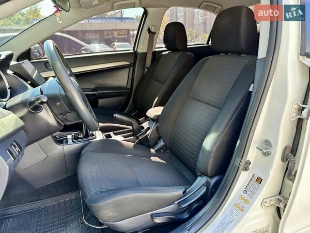 Белый Мицубиси Лансер, объемом двигателя 2 л и пробегом 124 тыс. км за 7700 $, фото 6 на Automoto.ua