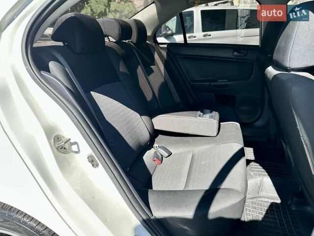 Белый Мицубиси Лансер, объемом двигателя 2 л и пробегом 124 тыс. км за 7700 $, фото 8 на Automoto.ua