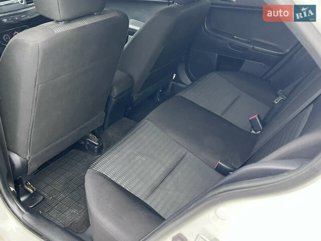 Белый Мицубиси Лансер, объемом двигателя 1.59 л и пробегом 145 тыс. км за 7500 $, фото 11 на Automoto.ua