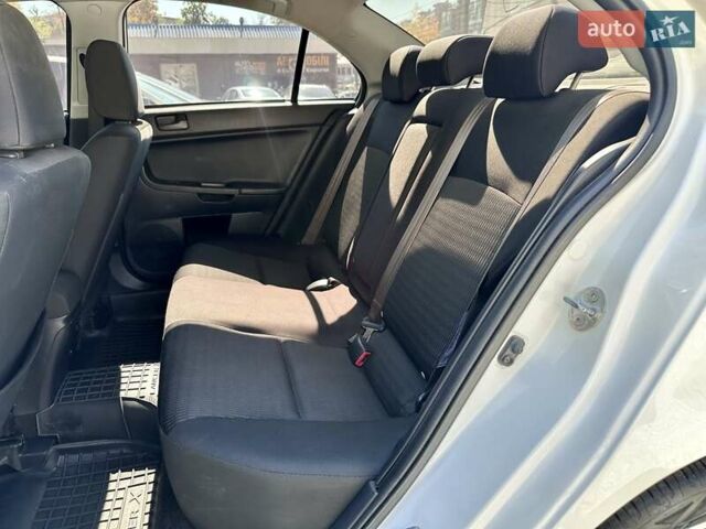 Белый Мицубиси Лансер, объемом двигателя 2 л и пробегом 124 тыс. км за 7700 $, фото 7 на Automoto.ua