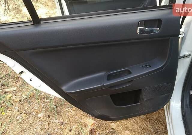 Білий Міцубісі Lancer, об'ємом двигуна 1.6 л та пробігом 155 тис. км за 9000 $, фото 7 на Automoto.ua