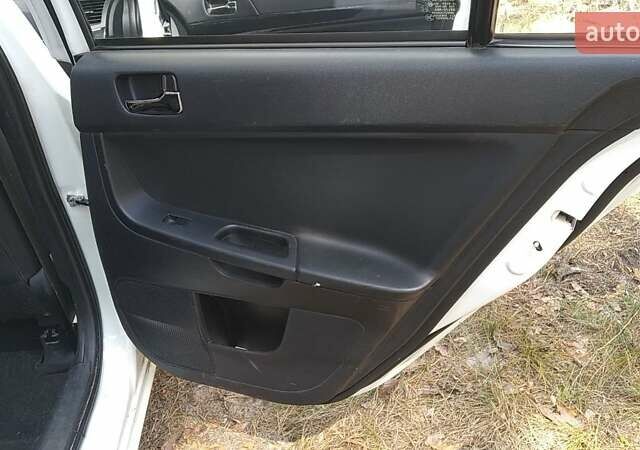 Білий Міцубісі Lancer, об'ємом двигуна 1.6 л та пробігом 155 тис. км за 9000 $, фото 5 на Automoto.ua