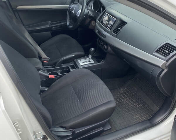 Мицубиси Лансер 2015 в Остоге на Automoto.ua Белый Мицубиси Лансер, объемом двигателя 2 л и пробегом 131 тыс. км за 9000 $, фото 10 на Automoto.ua