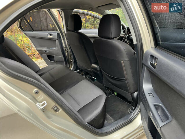 Бежевий Міцубісі Lancer, об'ємом двигуна 2 л та пробігом 240 тис. км за 6300 $, фото 5 на Automoto.ua