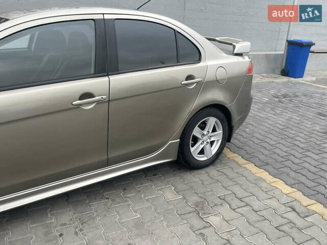 Бежевый Мицубиси Лансер, объемом двигателя 2 л и пробегом 230 тыс. км за 5599 $, фото 1 на Automoto.ua