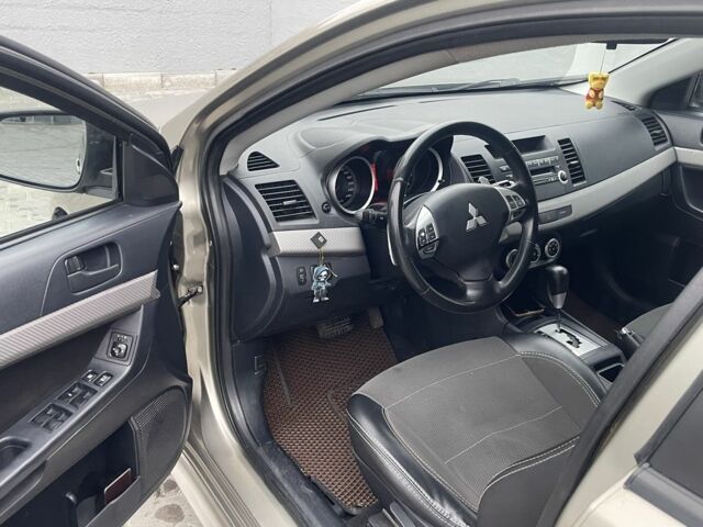 Бежевый Мицубиси Лансер, объемом двигателя 2 л и пробегом 230 тыс. км за 5799 $, фото 4 на Automoto.ua