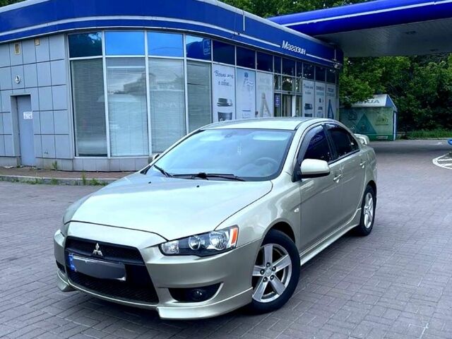 Бежевый Мицубиси Лансер, объемом двигателя 2 л и пробегом 270 тыс. км за 6800 $, фото 2 на Automoto.ua