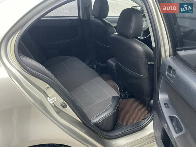 Бежевый Мицубиси Лансер, объемом двигателя 2 л и пробегом 230 тыс. км за 5599 $, фото 4 на Automoto.ua