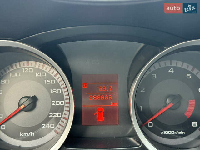 Бежевый Мицубиси Лансер, объемом двигателя 2 л и пробегом 238 тыс. км за 5500 $, фото 9 на Automoto.ua