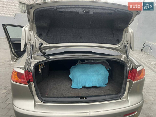 Бежевый Мицубиси Лансер, объемом двигателя 2 л и пробегом 230 тыс. км за 5599 $, фото 9 на Automoto.ua