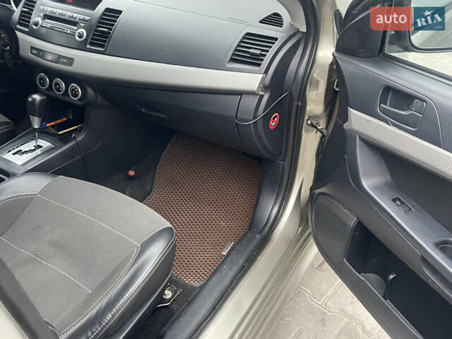 Бежевый Мицубиси Лансер, объемом двигателя 2 л и пробегом 230 тыс. км за 5599 $, фото 5 на Automoto.ua