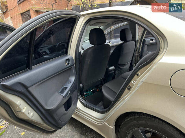 Бежевий Міцубісі Lancer, об'ємом двигуна 2 л та пробігом 240 тис. км за 6300 $, фото 4 на Automoto.ua