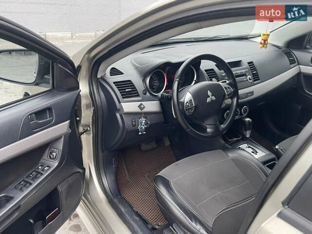 Бежевый Мицубиси Лансер, объемом двигателя 2 л и пробегом 230 тыс. км за 5599 $, фото 10 на Automoto.ua