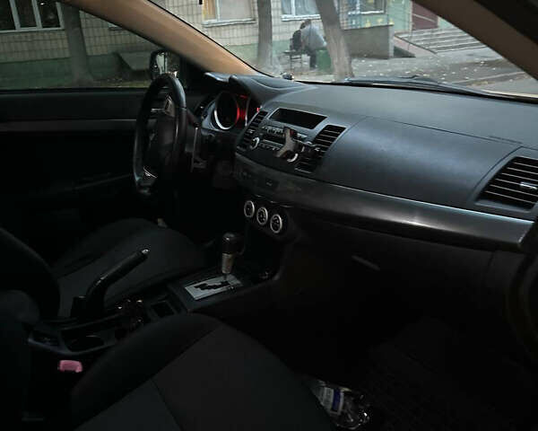 Бежевый Мицубиси Лансер, объемом двигателя 2 л и пробегом 250 тыс. км за 7000 $, фото 7 на Automoto.ua