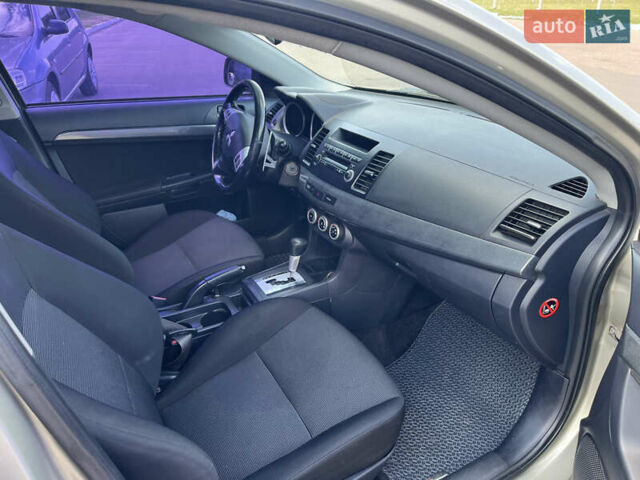 Бежевий Міцубісі Lancer, об'ємом двигуна 2 л та пробігом 330 тис. км за 5400 $, фото 6 на Automoto.ua