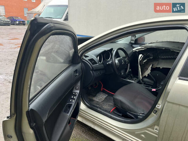 Бежевый Мицубиси Лансер, объемом двигателя 2 л и пробегом 278 тыс. км за 3100 $, фото 7 на Automoto.ua