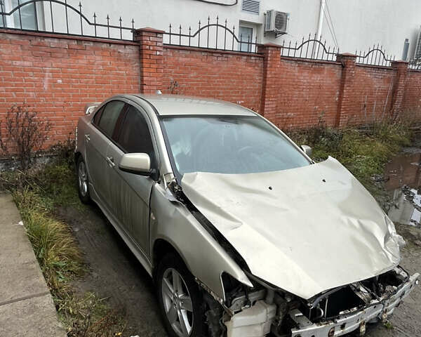 Бежевый Мицубиси Лансер, объемом двигателя 2 л и пробегом 278 тыс. км за 3100 $, фото 4 на Automoto.ua