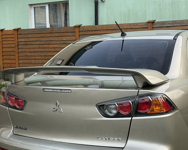Бежевый Мицубиси Лансер, объемом двигателя 2 л и пробегом 240 тыс. км за 6500 $, фото 6 на Automoto.ua