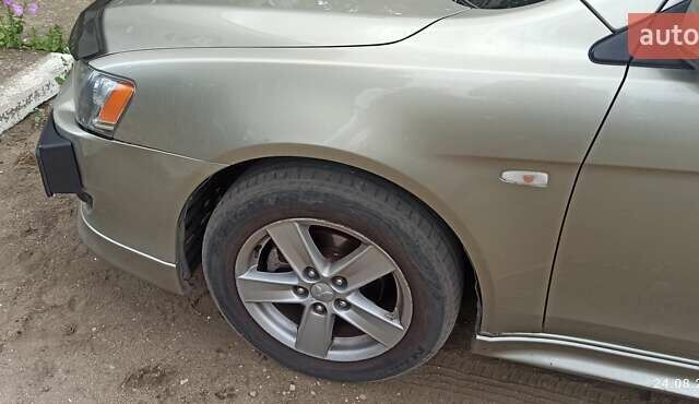 Бежевый Мицубиси Лансер, объемом двигателя 2 л и пробегом 235 тыс. км за 7200 $, фото 3 на Automoto.ua