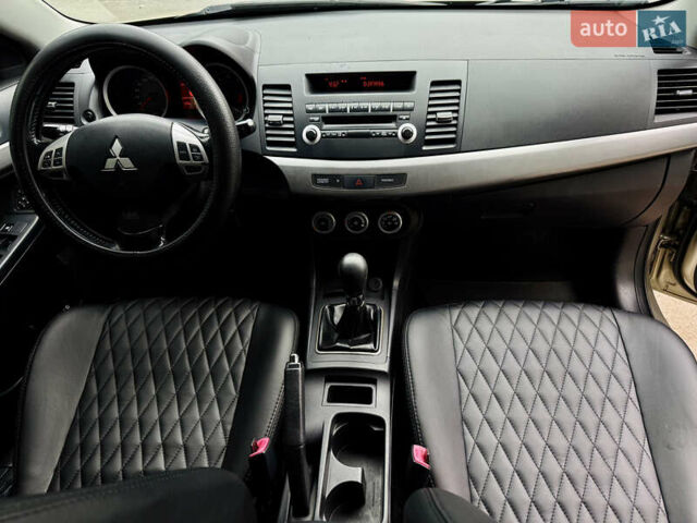 Бежевий Міцубісі Lancer, об'ємом двигуна 2 л та пробігом 280 тис. км за 8000 $, фото 10 на Automoto.ua