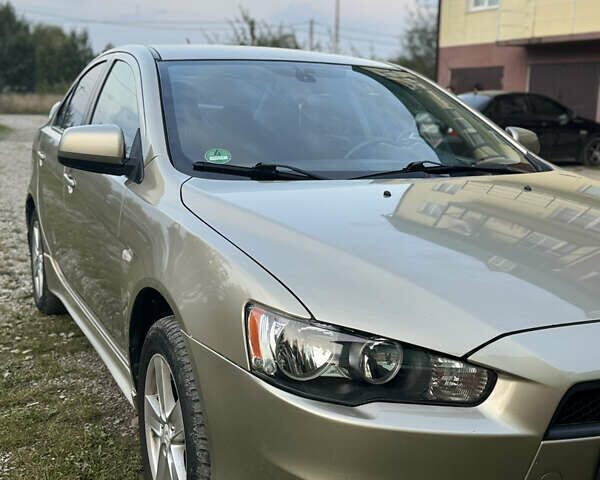 Бежевый Мицубиси Лансер, объемом двигателя 2 л и пробегом 240 тыс. км за 6500 $, фото 1 на Automoto.ua