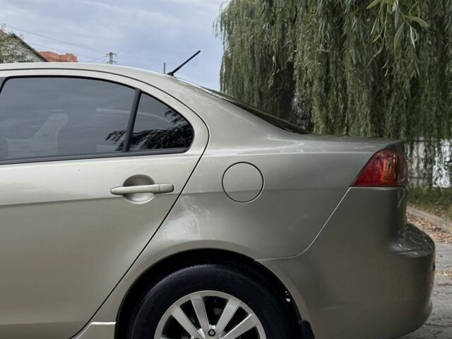 Бежевий Міцубісі Lancer, об'ємом двигуна 2 л та пробігом 280 тис. км за 8000 $, фото 1 на Automoto.ua