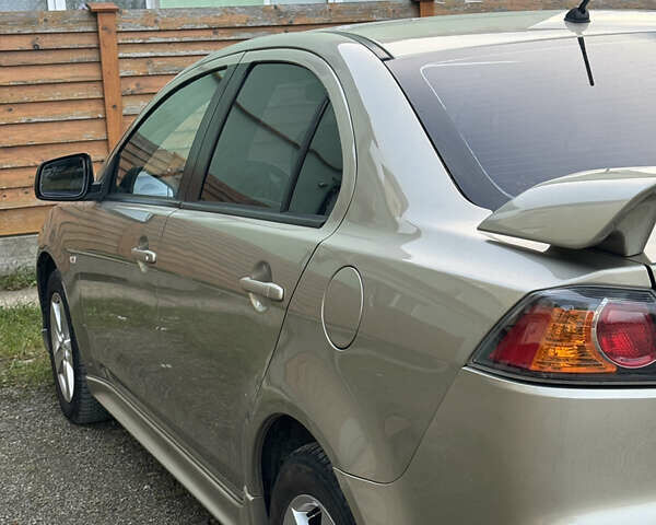 Бежевый Мицубиси Лансер, объемом двигателя 2 л и пробегом 240 тыс. км за 6500 $, фото 5 на Automoto.ua