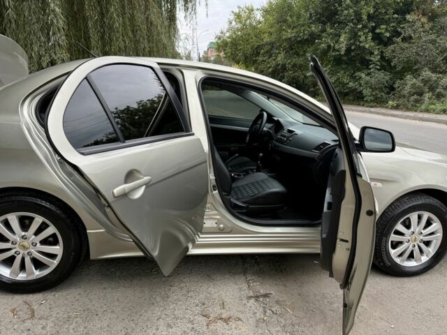 Бежевий Міцубісі Lancer, об'ємом двигуна 2 л та пробігом 280 тис. км за 8000 $, фото 4 на Automoto.ua