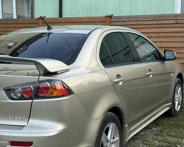 Бежевый Мицубиси Лансер, объемом двигателя 2 л и пробегом 240 тыс. км за 6500 $, фото 4 на Automoto.ua