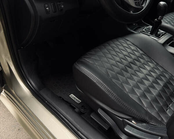Бежевий Міцубісі Lancer, об'ємом двигуна 2 л та пробігом 280 тис. км за 8000 $, фото 12 на Automoto.ua