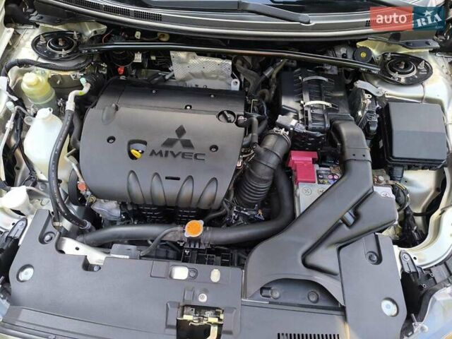 Бежевий Міцубісі Lancer, об'ємом двигуна 2 л та пробігом 100 тис. км за 8000 $, фото 4 на Automoto.ua