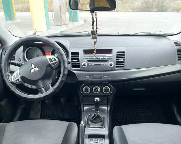 Черный Мицубиси Лансер, объемом двигателя 1.97 л и пробегом 300 тыс. км за 6800 $, фото 5 на Automoto.ua