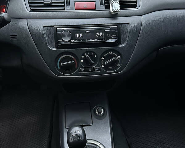 Чорний Міцубісі Lancer, об'ємом двигуна 2 л та пробігом 250 тис. км за 3999 $, фото 9 на Automoto.ua