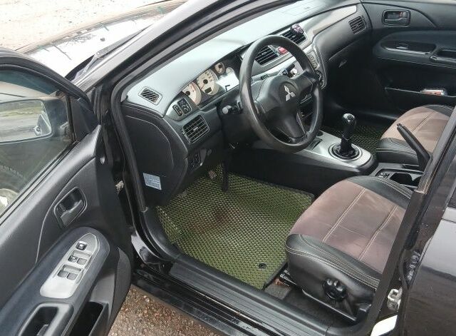 Черный Мицубиси Лансер, объемом двигателя 1.6 л и пробегом 230 тыс. км за 3250 $, фото 3 на Automoto.ua