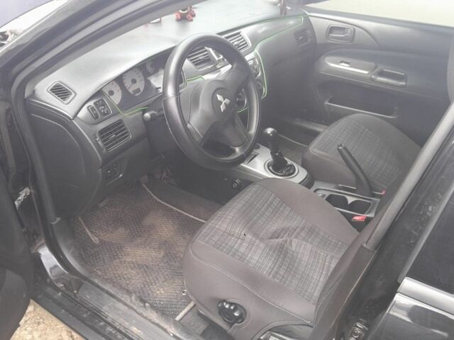 Черный Мицубиси Лансер, объемом двигателя 1.6 л и пробегом 260 тыс. км за 3800 $, фото 6 на Automoto.ua