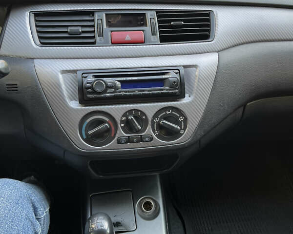 Черный Мицубиси Лансер, объемом двигателя 1.6 л и пробегом 220 тыс. км за 4200 $, фото 12 на Automoto.ua