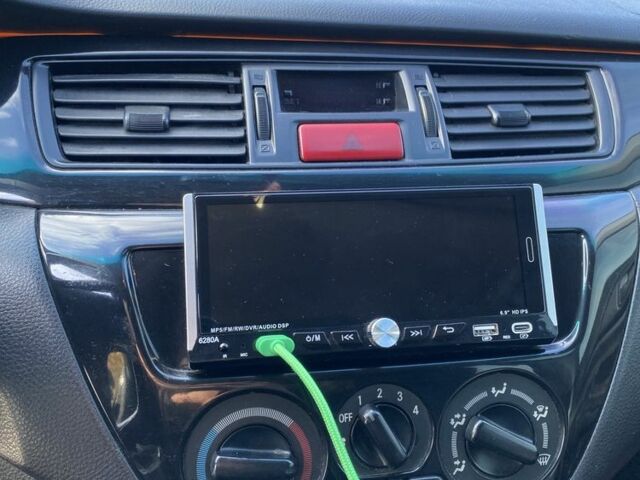 Черный Мицубиси Лансер, объемом двигателя 1.6 л и пробегом 200 тыс. км за 3400 $, фото 5 на Automoto.ua