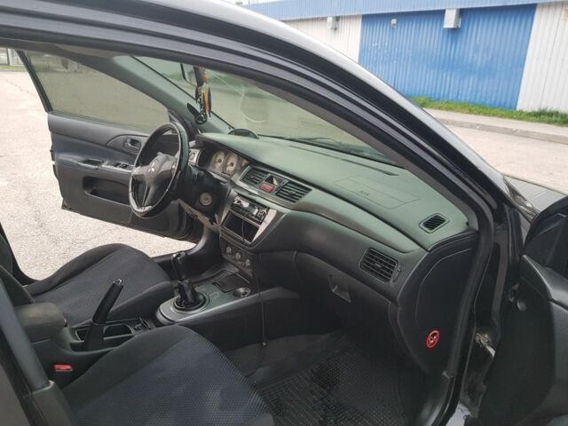 Черный Мицубиси Лансер, объемом двигателя 1.6 л и пробегом 290 тыс. км за 3200 $, фото 6 на Automoto.ua