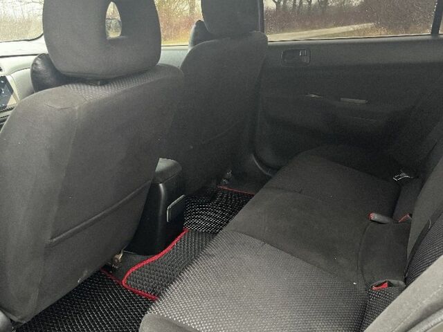 Черный Мицубиси Лансер, объемом двигателя 1.6 л и пробегом 272 тыс. км за 2800 $, фото 5 на Automoto.ua