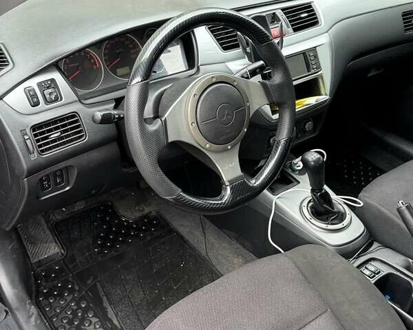 Черный Мицубиси Лансер, объемом двигателя 2 л и пробегом 219 тыс. км за 4400 $, фото 5 на Automoto.ua