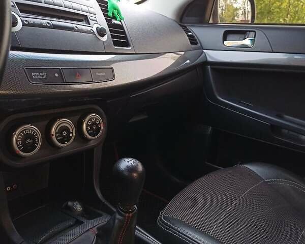 Черный Мицубиси Лансер, объемом двигателя 2 л и пробегом 214 тыс. км за 6300 $, фото 1 на Automoto.ua