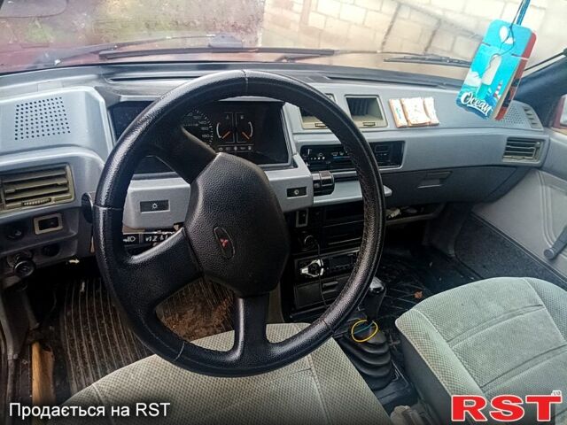 Красный Мицубиси Лансер, объемом двигателя 1.5 л и пробегом 310 тыс. км за 600 $, фото 1 на Automoto.ua