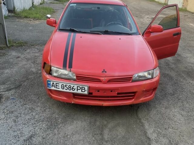 Красный Мицубиси Лансер, объемом двигателя 1.3 л и пробегом 330 тыс. км за 1200 $, фото 2 на Automoto.ua