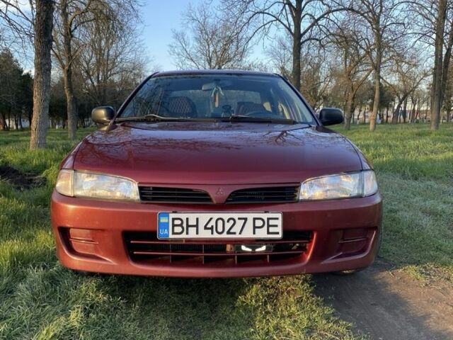 Красный Мицубиси Лансер, объемом двигателя 1.3 л и пробегом 182 тыс. км за 3000 $, фото 1 на Automoto.ua