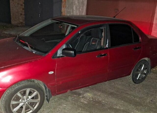 Мицубиси Лансер 2005 в Броварах на Automoto.ua Красный Мицубиси Лансер, объемом двигателя 1.6 л и пробегом 280 тыс. км за 2990 $, фото 3 на Automoto.ua
